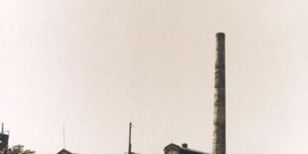 Maestranza de San Bernardo hacia año 1995, vista de galpones y chimenea