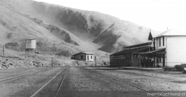 Estación de ferrocarril en las pampas salitreras de Soronal hacia 1900