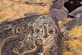 Petroglifo con motivos del Manutara