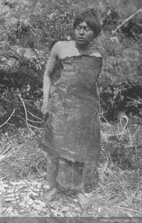 Mujer kawéskar con abrigo de piel de foca, hacia 1920