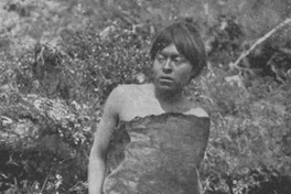 Mujer kawéskar con abrigo de piel de foca, hacia 1920