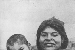 Mujer kawéskar con su hijo, hacia 1945