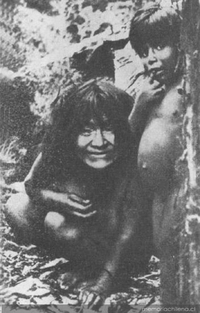 Mujer kawéskar con su nieta, hacia 1945