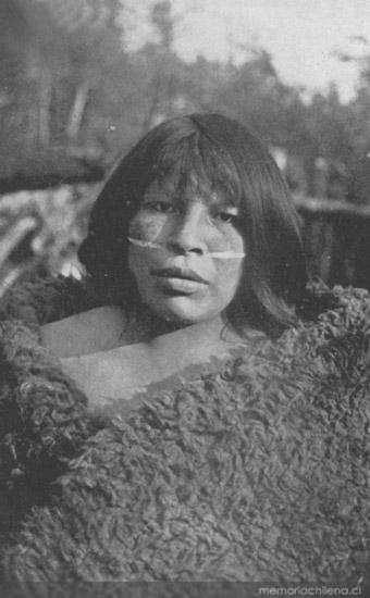 Muchacha Selk'nam, hacia 1920