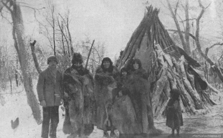 Familia Selk'nam con Martín Gusinde, hacia 1920