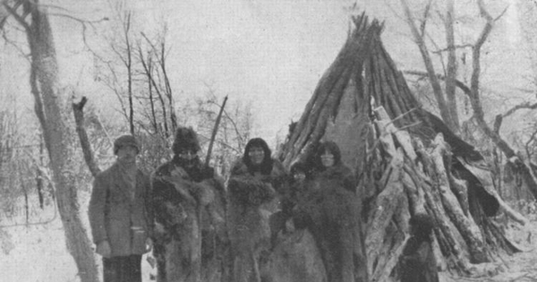 Familia Selk'nam con Martín Gusinde, hacia 1920