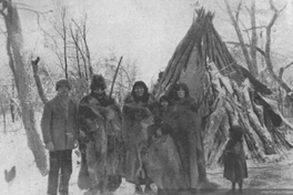 Familia Selk'nam con Martín Gusinde, hacia 1920