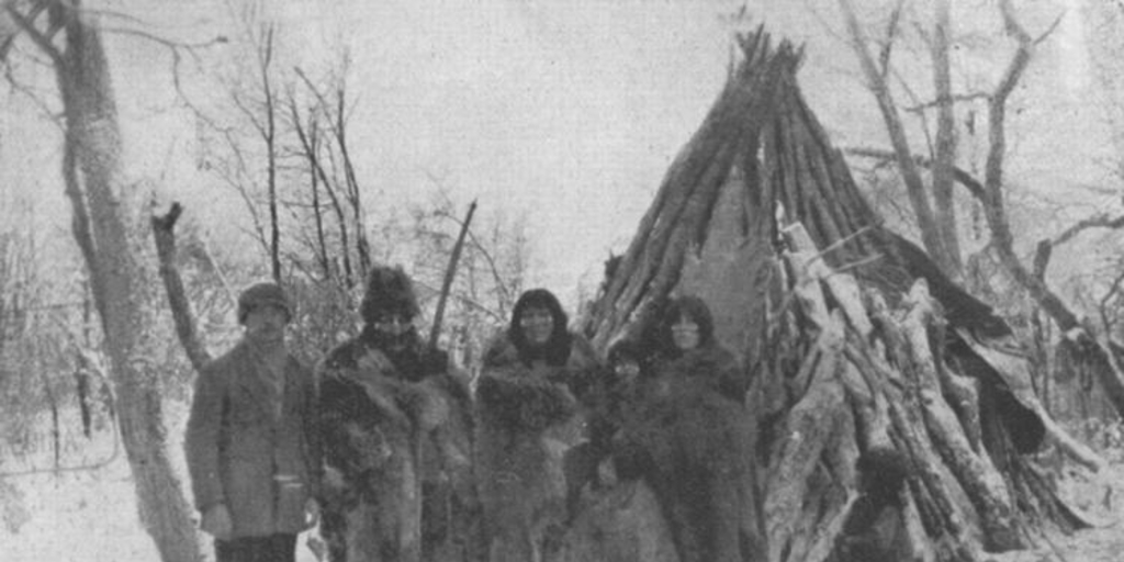 Familia Selk'nam con Martín Gusinde, hacia 1920