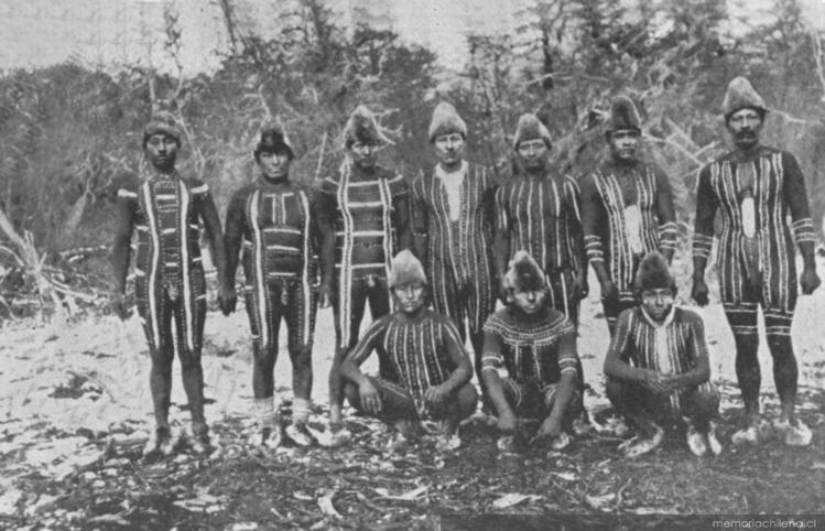 Hombres selk'nam pintados con tari, dibujos totémicos usados en la danza del Kewánix