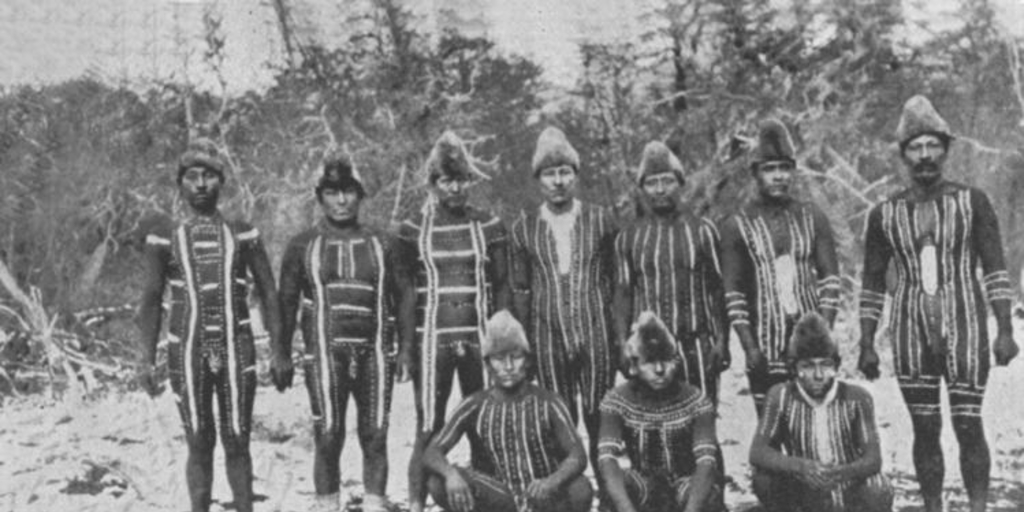 Hombres selk'nam pintados con tari, dibujos totémicos usados en la danza del Kewánix