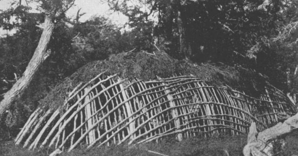Cabaña común yámana para ceremonias de iniciación a la pubertad, hacia 1920