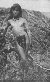 Mujer yámana, hacia 1920
