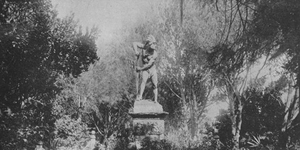 Parque de Lota con estatua de Caupolicán