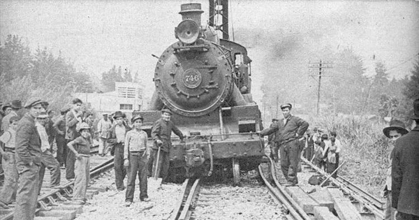 Tren desrielado en la estación de Lontué (San Carlos) tras el terremoto de 1939
