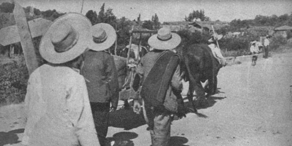 Campesinos conduciendo a un muerto en una carreta, Chillán, 1939