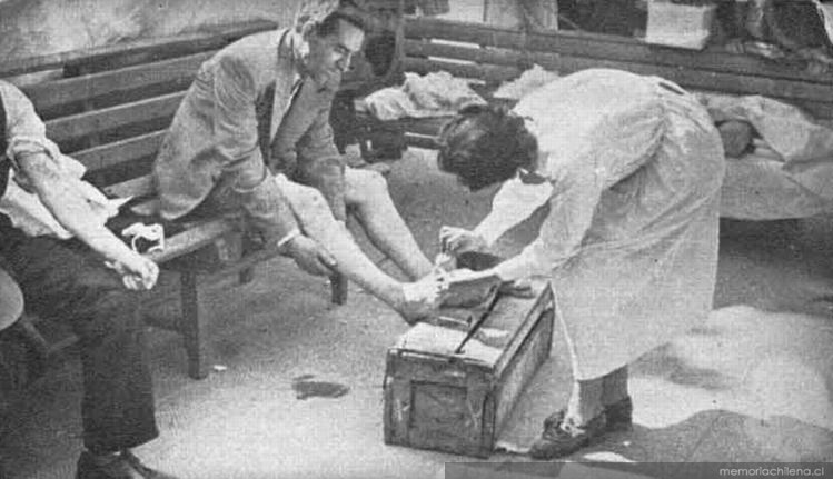 Médicos curando a un herido en la plaza de Concepción, 1939