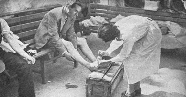 Médicos curando a un herido en la plaza de Concepción, 1939
