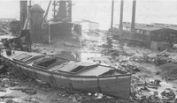 Barcos e industrias destruidas en Valdivia tras el maremoto de 1960