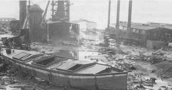Barcos e industrias destruidas en Valdivia tras el maremoto de 1960