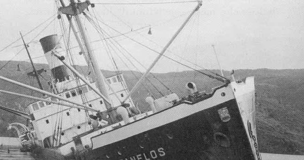 Barco Canelos hundido tras el maremoto de 1960