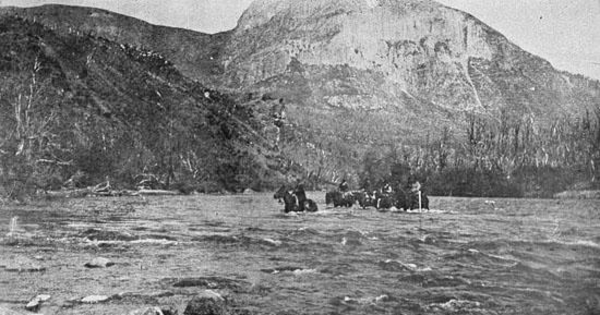 Empleados de la S.I.A. vadeando el río Simpson cerca de Coyhaique, 1920