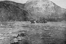 Empleados de la S.I.A. vadeando el río Simpson cerca de Coyhaique, 1920