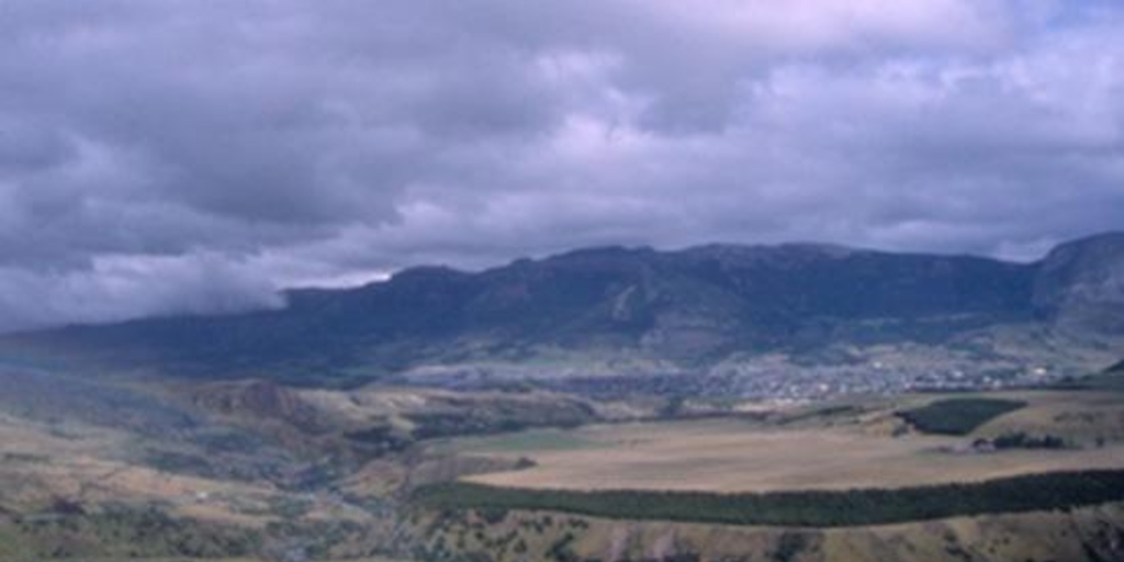 Vista de Coyhaique desde mirador, Aysén, 2001