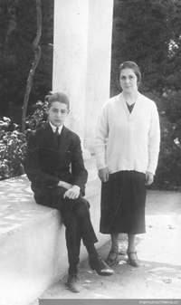 Jaime Eyzaguirre y su madre Amelia Gutiérrez, 1925