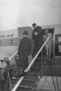 Jaime Eyzaguirre en el aeropuerto de Barajas, Madrid, 1947