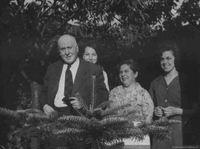 Fernando Santiván junto a su esposa Carmela Cárcamo y sus hijas Iris y Regina, 1963