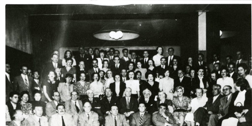 Manuel Rojas en el restaurante "El Lucerna", junto a destacados escritores nacionales, 1947