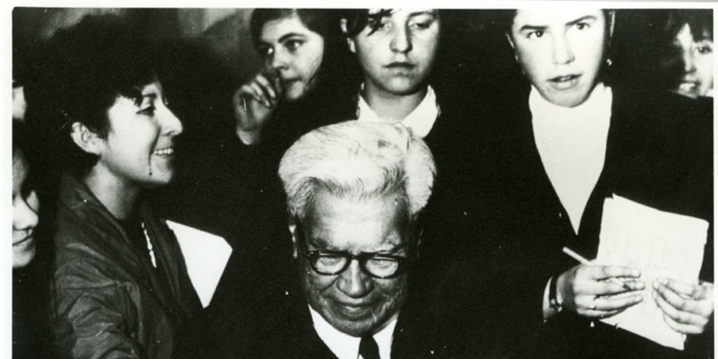 Manuel Rojas firmando autógrafos, hacia 1968