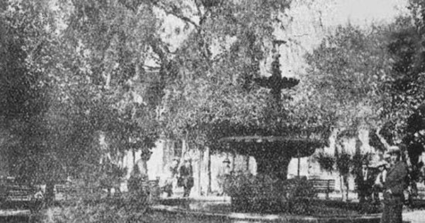Fuente en la Plaza principal de Arica, hacia 1920