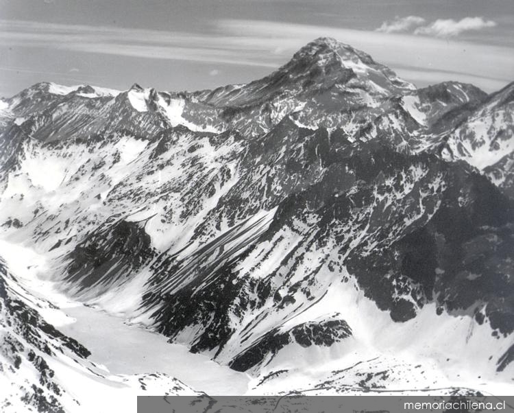 Cerro Aconcagua, Laguna del Inca y al lado derecho el trazado del Ferrocarril Trasandino