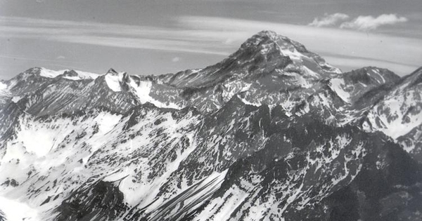 Cerro Aconcagua, Laguna del Inca y al lado derecho el trazado del Ferrocarril Trasandino