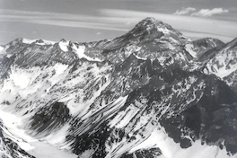 Cerro Aconcagua, Laguna del Inca y al lado derecho el trazado del Ferrocarril Trasandino