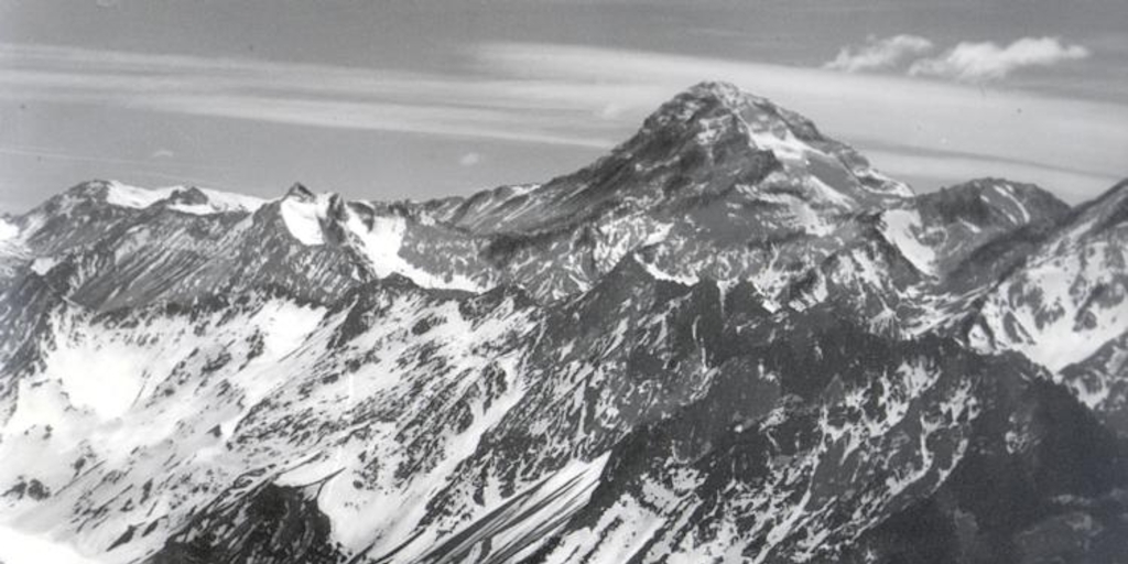 Cerro Aconcagua, Laguna del Inca y al lado derecho el trazado del Ferrocarril Trasandino