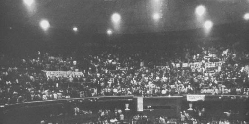 El Caupolicán durante la final del IV Festival de Música Universitaria, 1980