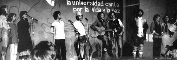 La Orquesta Afónica, -formada por estudiantes de la universidad-, durante el III Festival del Cantar Universitario, 1979