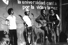 La Orquesta Afónica, -formada por estudiantes de la universidad-, durante el III Festival del Cantar Universitario, 1979