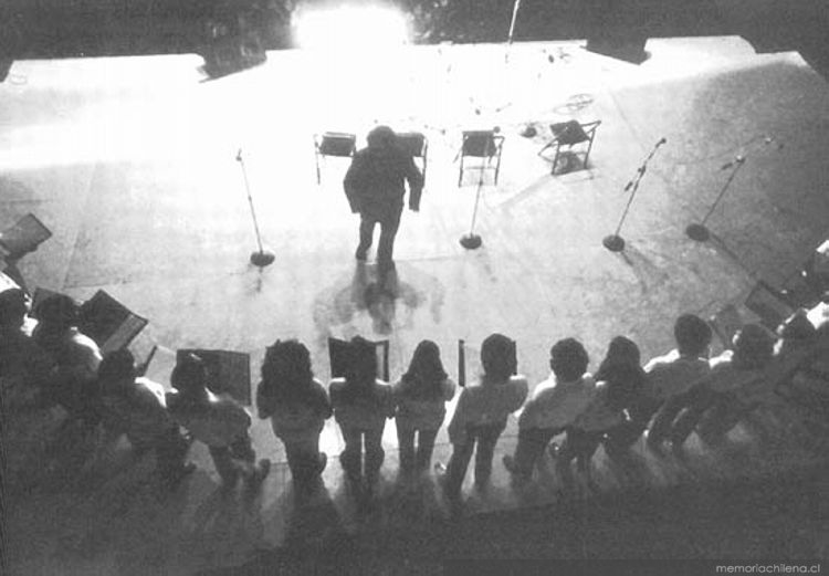 El Coro de la ACU inaugurando el IV Festival de Música Universitaria en el Teatro Caupolicán, 1980