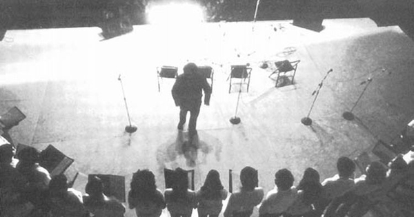 El Coro de la ACU inaugurando el IV Festival de Música Universitaria en el Teatro Caupolicán, 1980