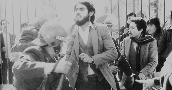 Estudiantes universitarios son reprimidos durante una manifestación en los años '80