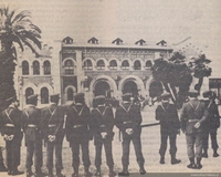 Carabineros rodea el Campus Oriente de la Universidad Católica durante una jornada de protesta a principios de los años '80