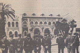 Carabineros rodea el Campus Oriente de la Universidad Católica durante una jornada de protesta a principios de los años '80
