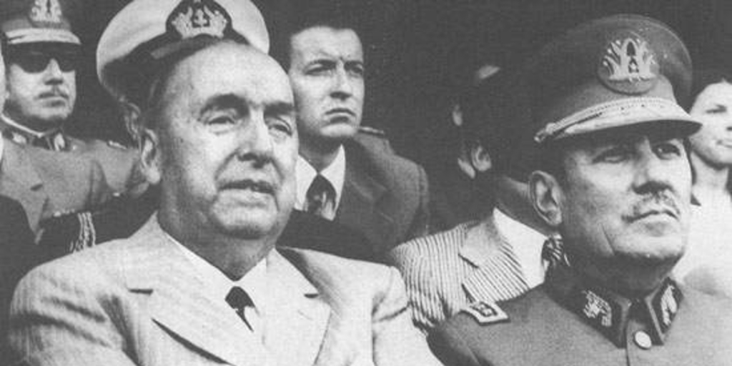 Pablo Neruda junto al general Carlos Prats, durante el homenaje que se le hizo tras recibir el Nobel en 1971
