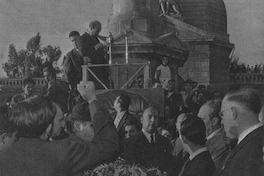 Pablo Neruda en el funeral del Secretario General del Partido Comunista, Galo Gonzáles, en 1958
