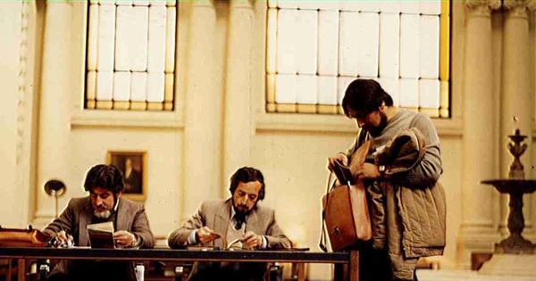 Los poetas Jaime Quezada y Floridor Pérez en el Salón Fundadores de la Biblioteca Nacional, hacia 1980