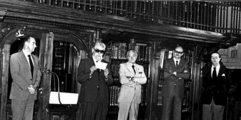 Enrique Campos Menéndez junto a Lukas, Willie Arthur y Francisco Coloane en la Sala Ercilla de la Biblioteca Nacional