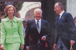 Jorge Edwards junto a la reina Sofía y el rey Juan Carlos de España